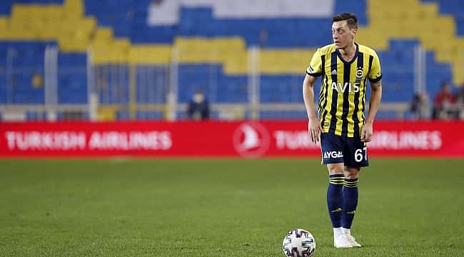 Mesut Özil derbide ne yaptı?