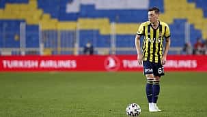 Mesut Özil derbide ne yaptı?