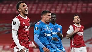 Arsenal yenilgiye rağmen turladı
