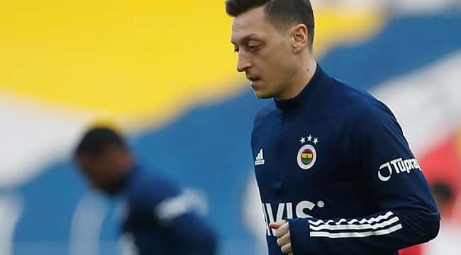 Fenerbahçe'de Mesut Özil şoku! Sedye ile çıktı