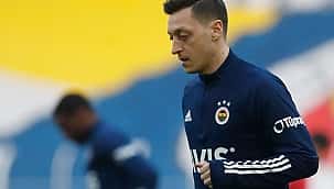 Fenerbahçe'de Mesut Özil şoku! Sedye ile çıktı