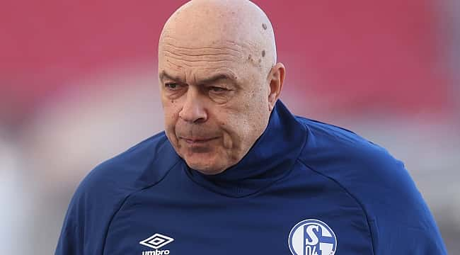 Schalke'de hoca yine gönderildi!