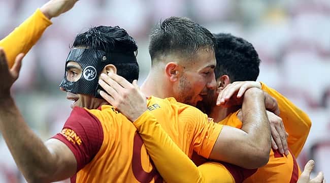Galatasaray'da 12 futbolcu belirsiz!