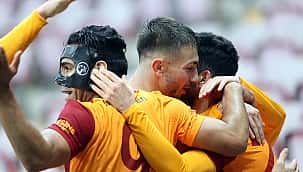 Galatasaray'da 12 futbolcu belirsiz!