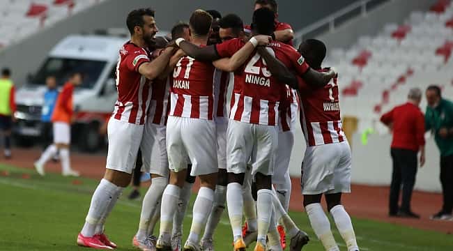 Süper Lig'de 5.lik yarışı nefes kesti, Sivas kazandı