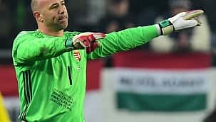 Gri eşofmanlı Kiraly'den Szalai'ye övgü