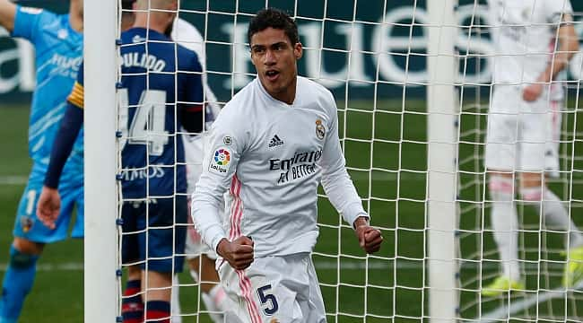 MANU, Varane transferi için Real Madrid ile anlaştı