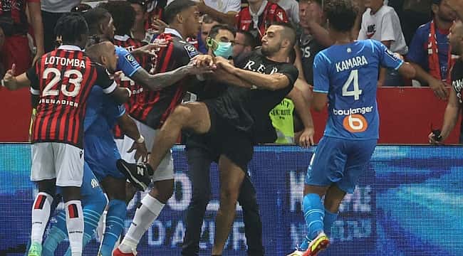 Fransa'da taraftarlar sahaya indi!