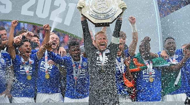 İngiltere'de ilk kupanın sahibi Leicester oldu!