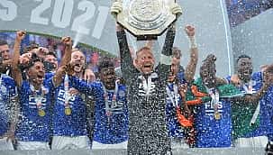 İngiltere'de ilk kupanın sahibi Leicester oldu!