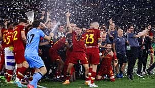 AS Roma'nın çılgın kupa kutlaması ve Mourinho!