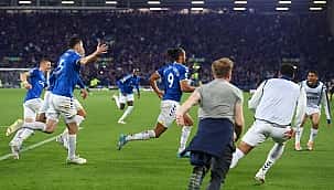 Everton 3 golle geri döndü, Premier League'de kaldı