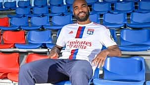 Alexandre Lacazette, Lyon ile 3 yıllık sözleşme imzaladı