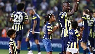 Fenerbahçe'de maç sonu kutlama