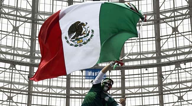 Meksikalı oyuncular milli marş sırasında neden ellerini göğüslerinin üzerine koyuyor?