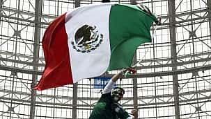 Meksikalı oyuncular milli marş sırasında neden ellerini göğüslerinin üzerine koyuyor?