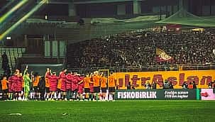 Galatasaray rekoru taraftarıyla kutladı