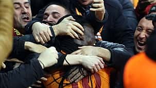 Bafe Gomis taraftara koştu! İşte o büyük sevinç anları