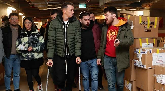 Fernando Muslera koltuk değnekleriyle yardım etti