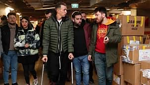 Fernando Muslera koltuk değnekleriyle yardım etti