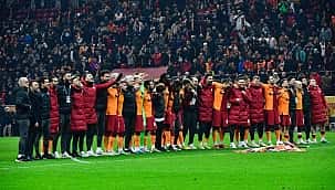 Galatasaray maç sonu zaferi taraftarıyla kutladı