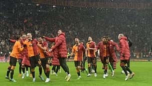 Galatasaraylı oyuncular maç sonu taraftarlara koştu!