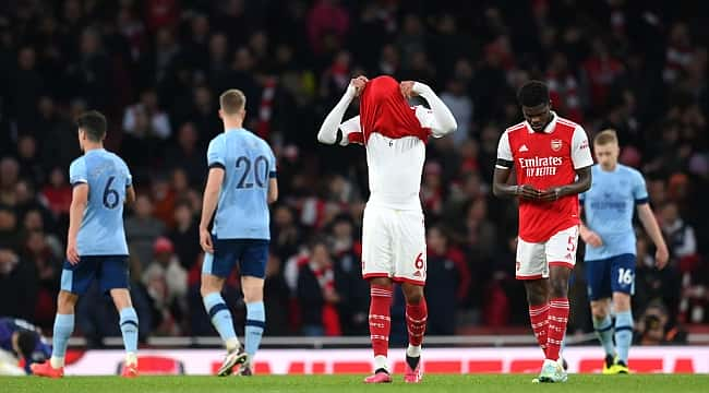 Lider Arsenal evinde 2 puan kaybetti