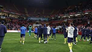 Fenerbahçe, taraftarının olmadığı tribünlere koştu!