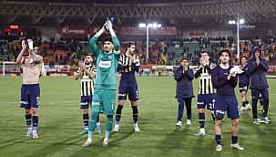 Fenerbahçe zaferi tribünlerle kutladı