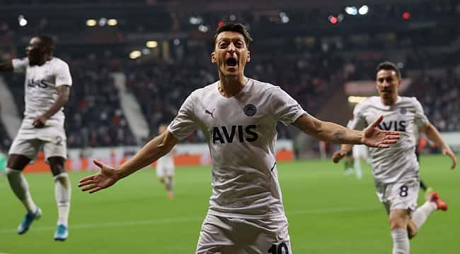 Mesut Özil, futbola veda etti!