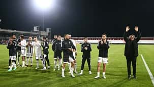 Beşiktaş galibiyeti maç sonu tribünlerle kutladı