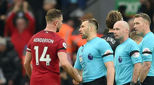 Premier League'de dirsek atan hakem için karar