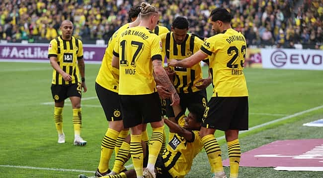 Dortmund, Wolfsburg'a gol olup yağdı! Zirve yarışı...