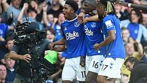 Everton zorlu sezonda ligde kalmayı başardı