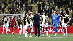 Fenerbahçe final zaferini saha ortasında kutladı!