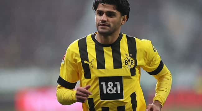 Mahmoud Dahoud imzayı atıyor