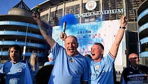 Man. City taraftarları stada koştu, kutlamalar başladı