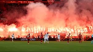 Yarı final tribünleri alev alev