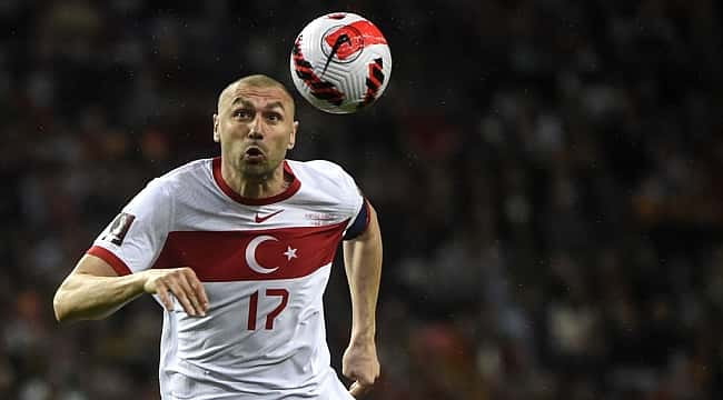 Burak Yılmaz 37 yaşında futbolu bıraktığını açıkladı