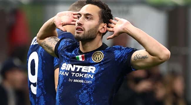 Hakan Çalhanoğlu imzayı atıyor