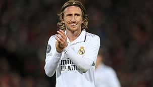 Luka Modric Real Madrid'de kaldı