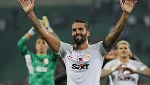 Galibiyeti getirdi, maç sonu üçlü çektirdi! İşte o anlar...