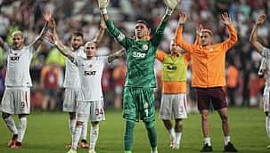 Maç sonu Muslera'dan üçlü!