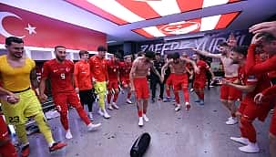 Soyunma odasında zafer dansı!
