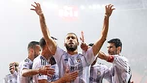Cenk Tosun'dan 'kartal' pozu