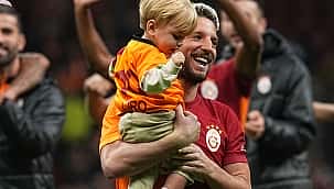 Mertens oğlunu aldı, saha ortasında zaferi kutladı