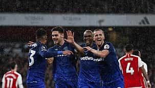 Arsenal'e zirvede darbe!