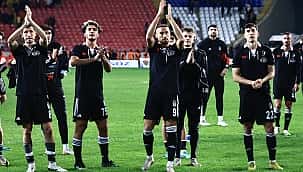 Beşiktaş maç sonu taraftara koştu! İşte yaşananlar