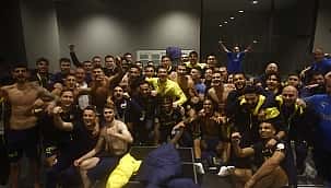 Fenerbahçe'den soyunma odasında zafer pozu!