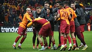 Galatasaray kritik zaferi saha ortasında kutladı!